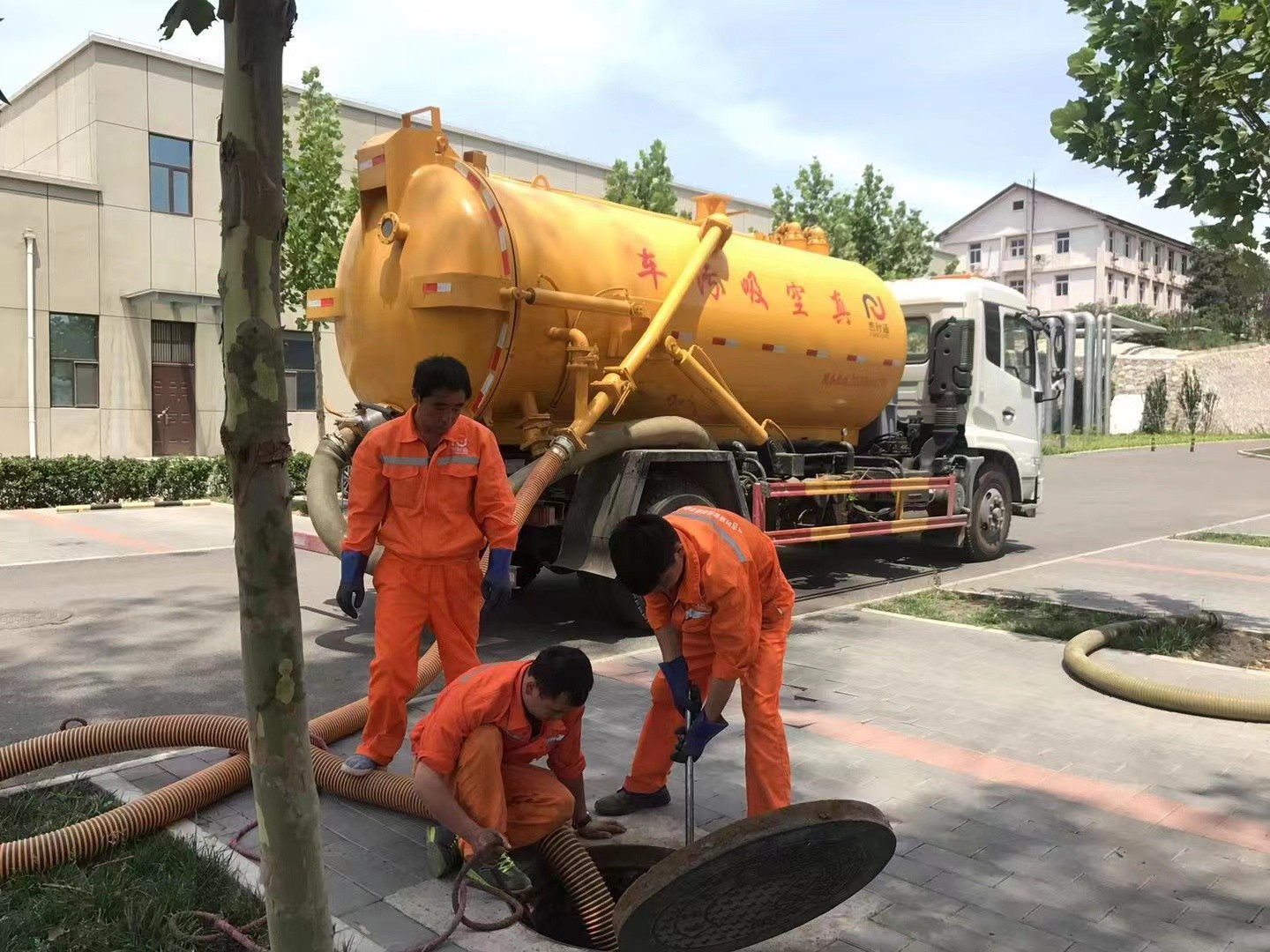 大田管道疏通车停在窨井附近