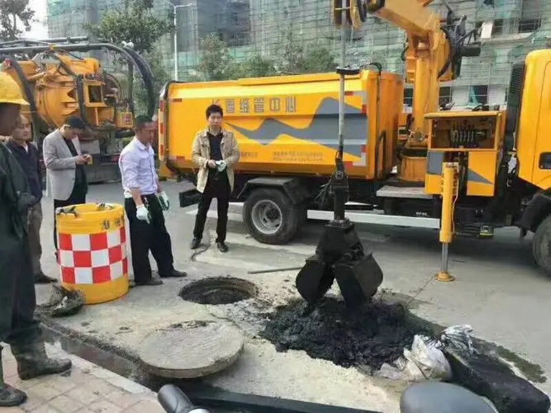 大田街道：网格员化身“清道夫”，为民解忧疏通“堵心”化粪池