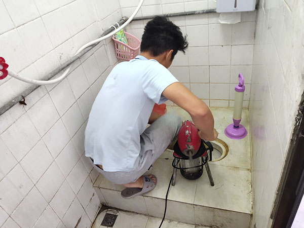大田肥皂掉到马桶里把马桶堵住了怎么办？马桶堵住了怎么办